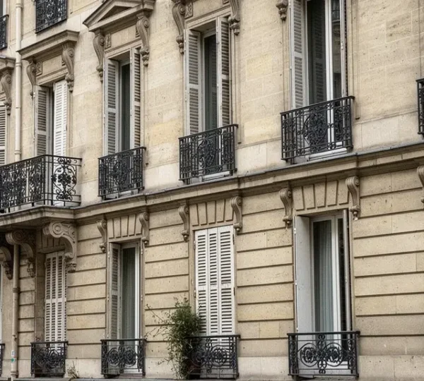 Façade immeuble haussmannien typique du 1er arrondissement Paris estimation immobilière