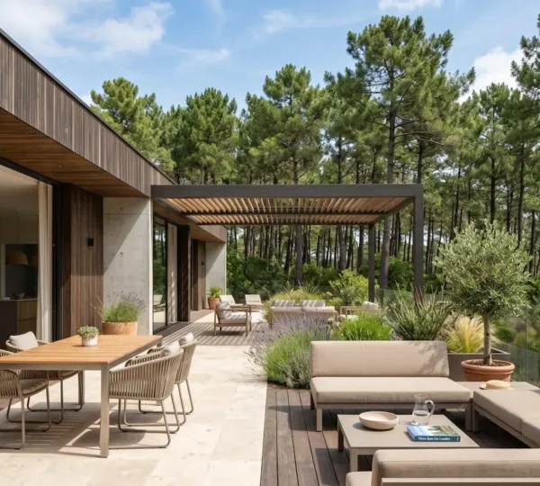 Terrasse contemporaine d'une villa landaise avec transats design et vue dégagée sur la pinède environnante, baignée de lumière naturelle